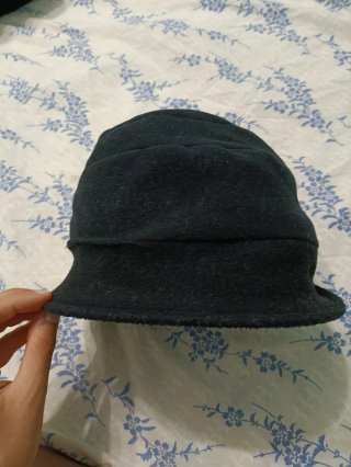 Cappello nero e basco rosso
