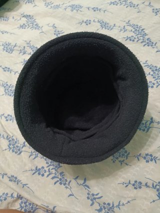 Cappello nero e basco rosso