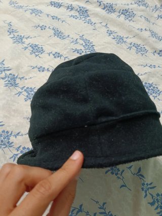 Cappello nero e basco rosso