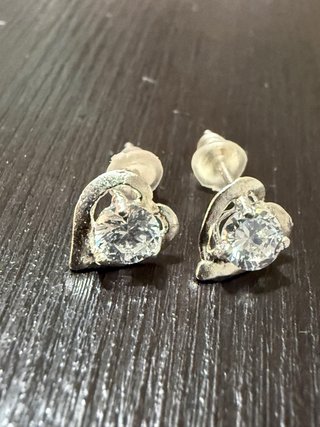 Pendientes corazón con piedra brillante — Plata