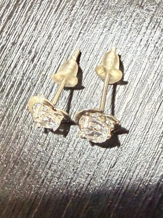 Pendientes corazón con piedra brillante — Plata