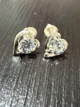 Pendientes corazón con piedra brillante — Plata