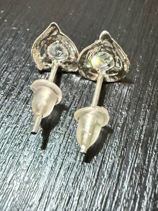 Pendientes corazón con piedra brillante — Plata
