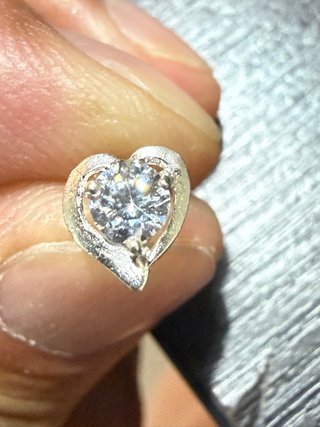 Pendientes corazón con piedra brillante — Plata