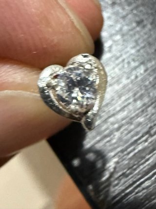 Pendientes corazón con piedra brillante — Plata