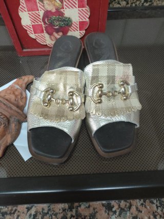 Sandalias de piel doradas y plateadas