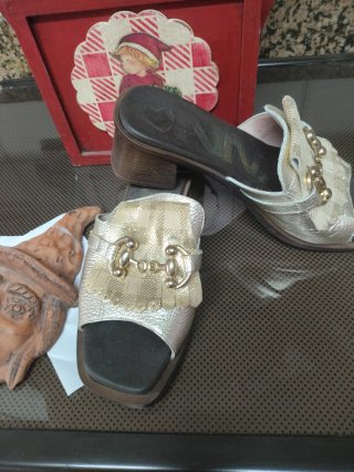 Sandalias de piel doradas y plateadas