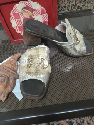 Sandalias de piel doradas y plateadas