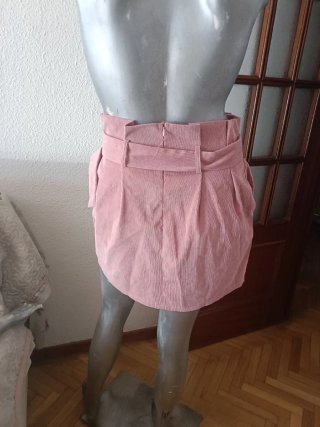 Minifalda rosa pana con cinturón