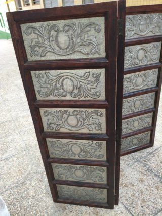 Biombo antiguo de madera maciza.