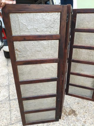 Biombo antiguo de madera maciza.