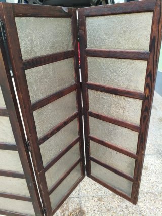 Biombo antiguo de madera maciza.