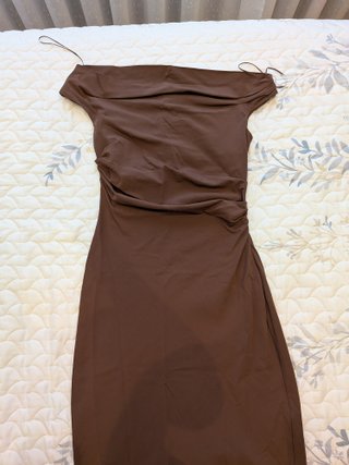Vestido marrón sin hombros fruncido