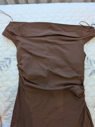 Vestido marrón sin hombros fruncido