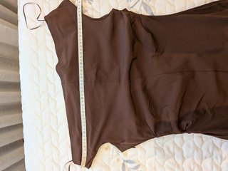 Vestido marrón sin hombros fruncido