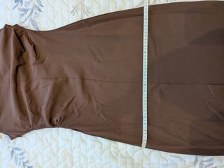 Vestido marrón sin hombros fruncido