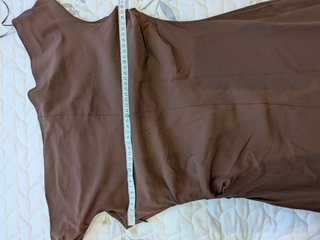Vestido marrón sin hombros fruncido