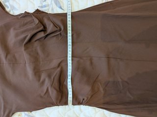 Vestido marrón sin hombros fruncido