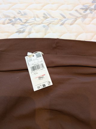 Vestido marrón sin hombros fruncido