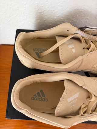 Adidas T42 Beige y Blanco Nuevas Originales