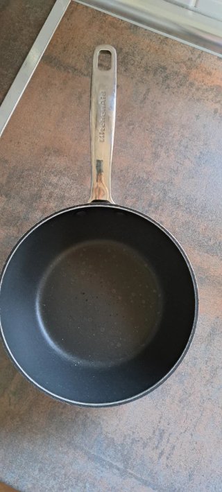Sartén KitchenAid Negra y Plateada 20cm diámetro.
