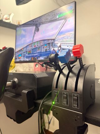 Volante Logitech + Pedales Thrustmaster