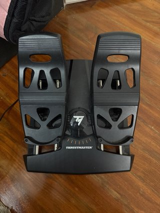 Volante Logitech + Pedales Thrustmaster