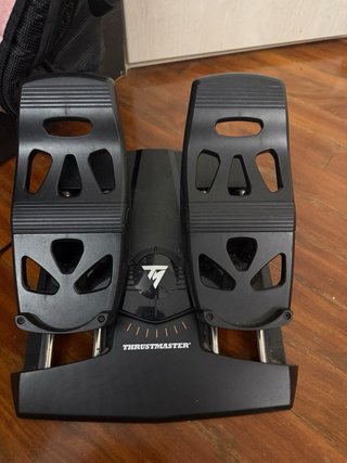 Volante Logitech + Pedales Thrustmaster