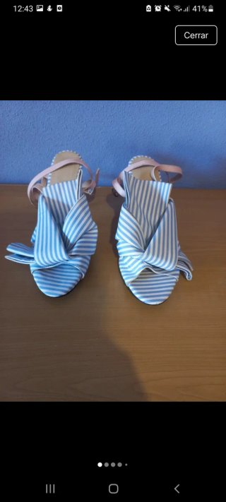 Zapatos de tacón azules y rosas