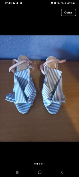 Zapatos de tacón azules y rosas
