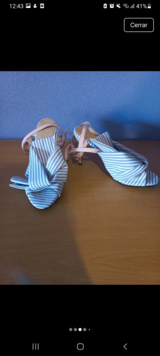Zapatos de tacón azules y rosas