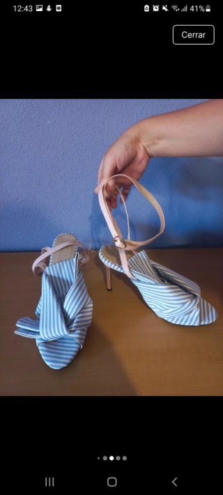 Zapatos de tacón azules y rosas