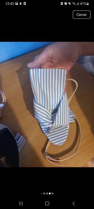 Zapatos de tacón azules y rosas