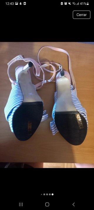 Zapatos de tacón azules y rosas
