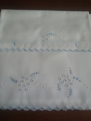 Sábana y almohada cuna bordada