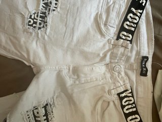 Pantalones cortos blancos rasgados