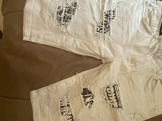 Pantalones cortos blancos rasgados
