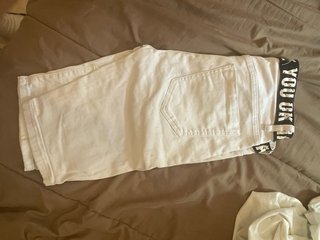 Pantalones cortos blancos rasgados