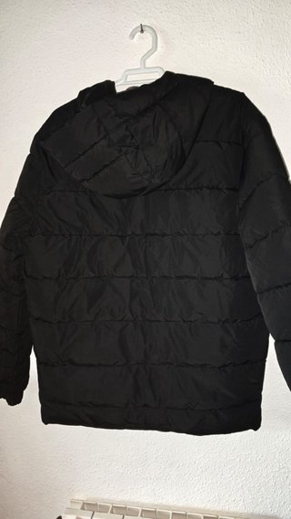 Chaqueta negra acolchada