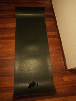 Esterilla de Yoga Verde Enrollada