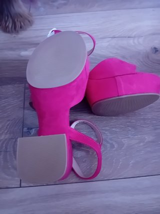 Sandalias de tacón rosa