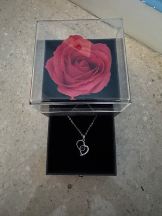 Caja regalo con collar corazón