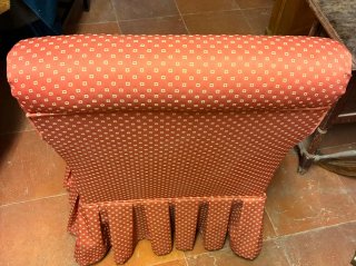 Sillones naranjas y rosas