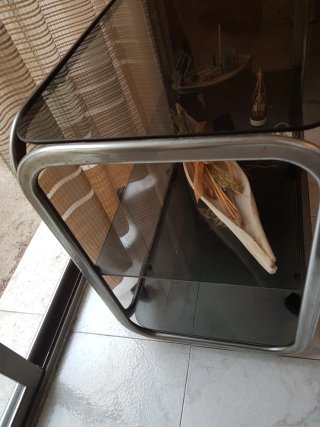 Mesa de TV de cristal y metal
