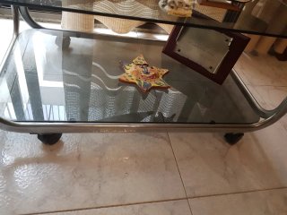 Mesa de TV de cristal y metal