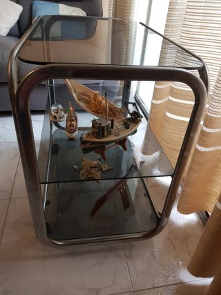 Mesa de TV de cristal y metal