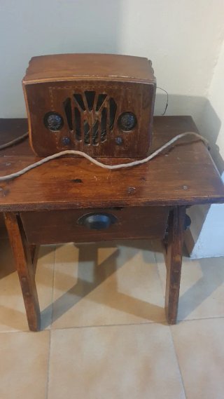 Mesa auxiliar de madera con radio antigua