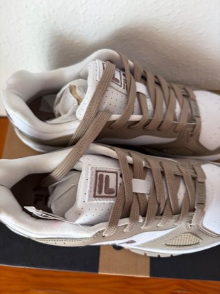 Zapatillas Fila T39 Blancas y Marrones Nuevas
