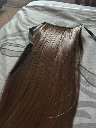 Moño de pelo castaño con cintas