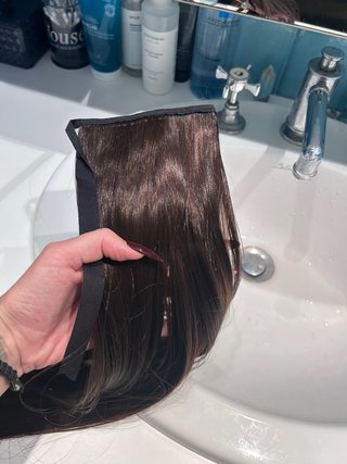 Moño de pelo castaño con cintas